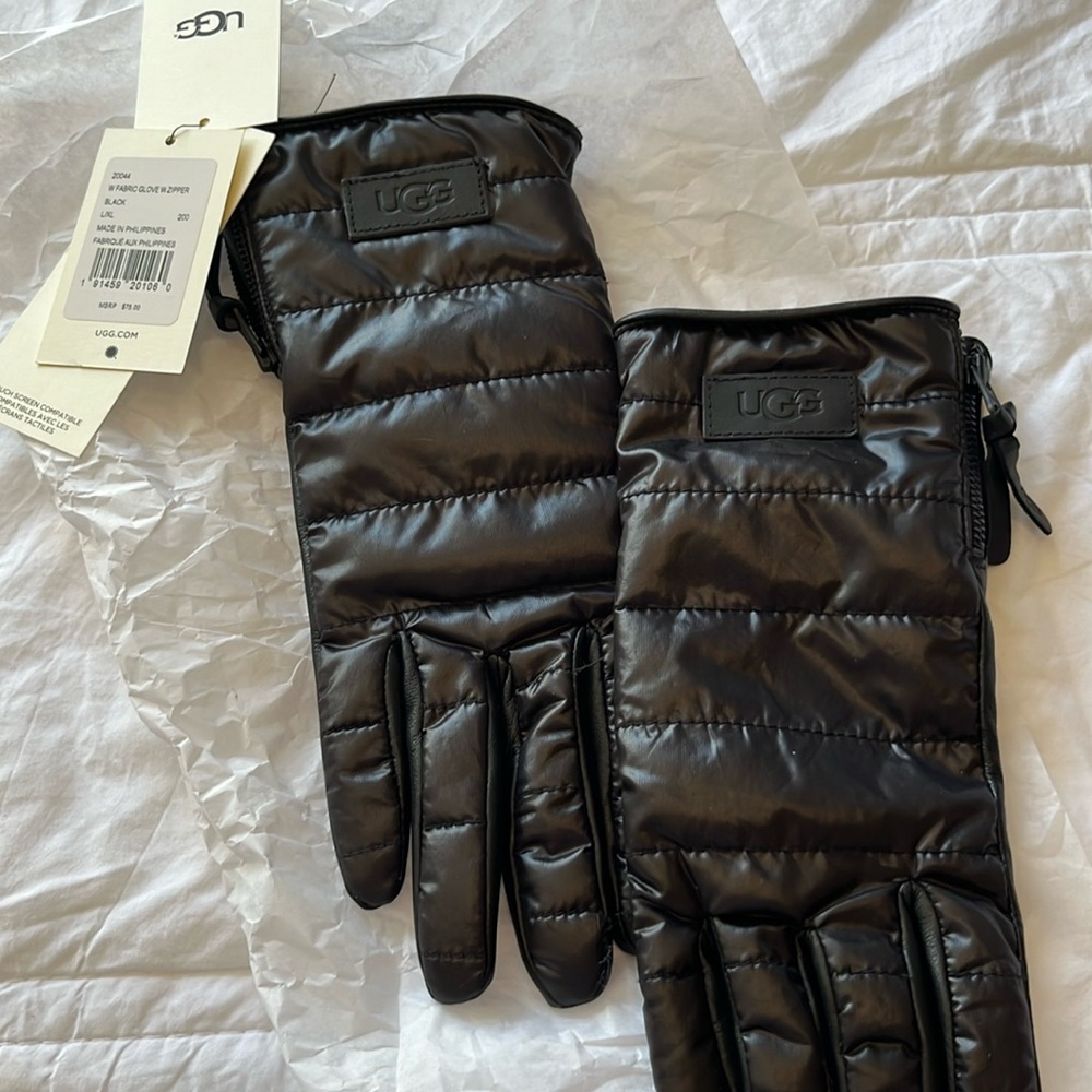 New UGG gloves. No damage no smells brand new with tags color black